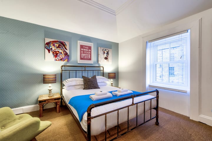 Chini ya hatua chache kwenye chumba hiki cha kupendeza cha 'pango'. Tunapenda sanaa ya pop na vibes za rangi ambazo zinaheshimiwa hapa!