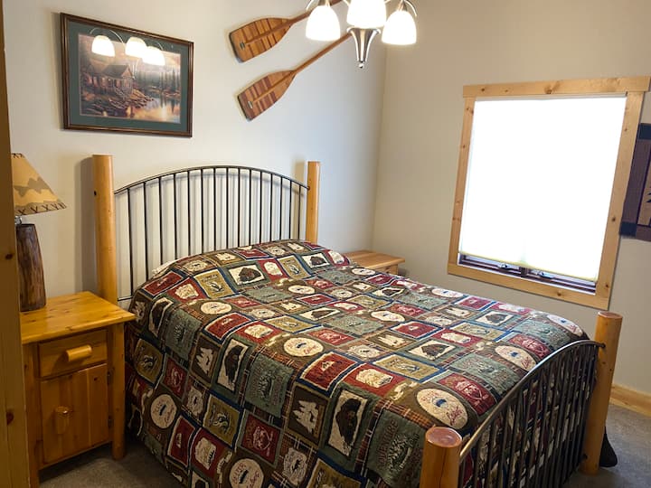 ห้องนอนหมายเลข 2 พร้อมเตียงควีนไซส์