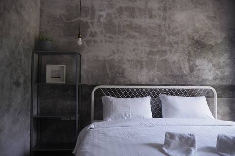 Baan Trok / Maikhao Loft Bedroom studio ไม้ขาว