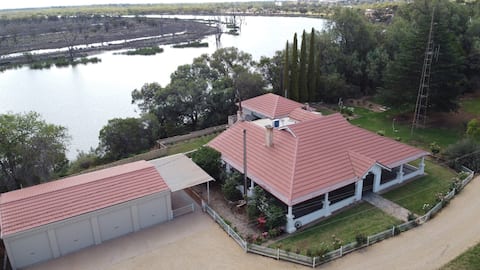 Mundic Homestead - Water Views, Large Private Home