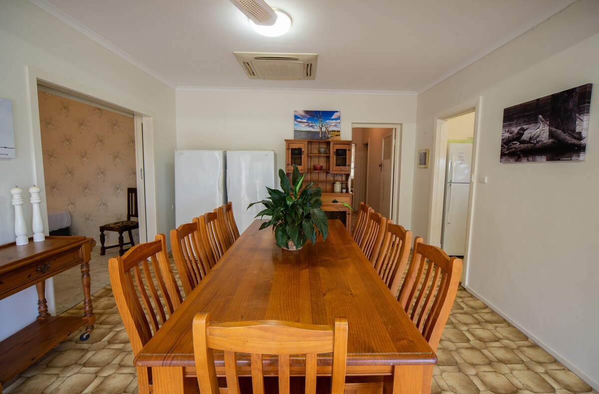 שולחן אוכל גדול