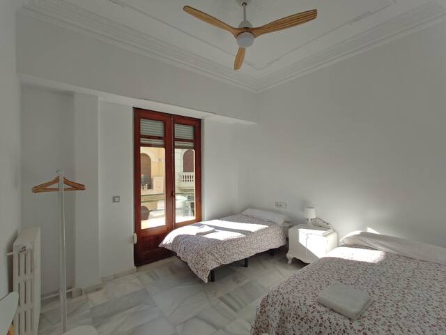 BIG & SUNNY APT. 2 BALCONIES CLOSE TO CITY HALL gallery image 4