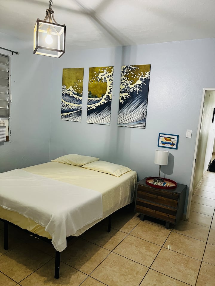 ห้องนอนใหญ่พร้อมเตียงควีนไซส์