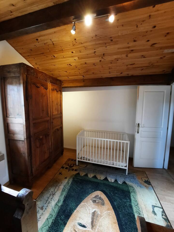 Krevat fëmijësh në dhomën e dytë të gjumit