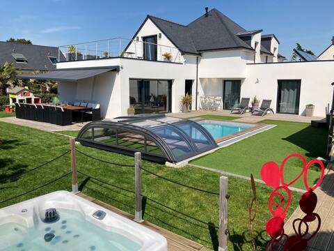 Villa 100m beach, pool, jacuzzi, cinema room