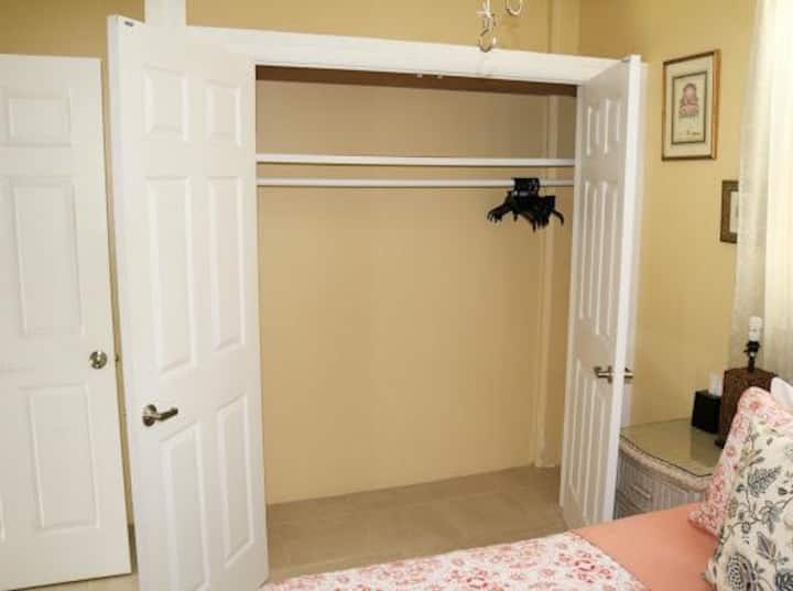 Соодветен плакар и простор за складирање