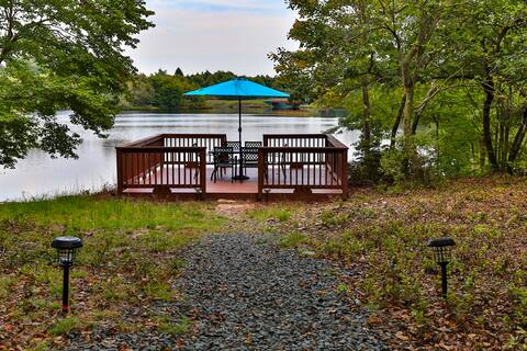 Poconos lake front with pool/tennis/game tables