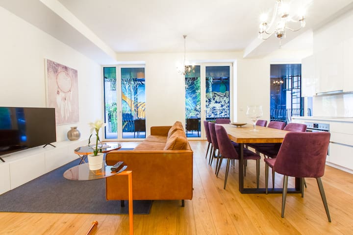 Stunning & Luxury ♛| Walk to Parliament | Balcony☀