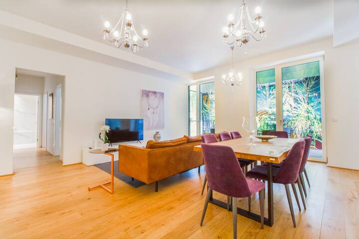 Stunning & Luxury ♛| Walk to Parliament | Balcony☀ gallery image 2