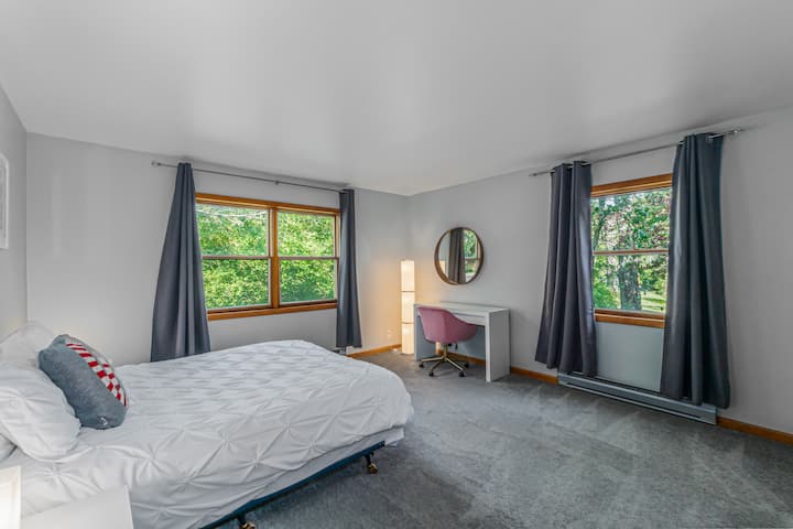 Dormitorio 2: cama tamaño queen y espacio de trabajo