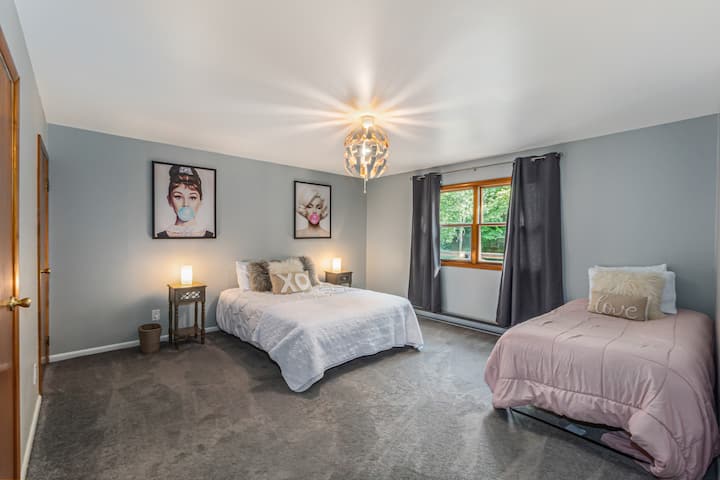 Dormitorio 3: cama tamaño queen con una cama individual adicional.