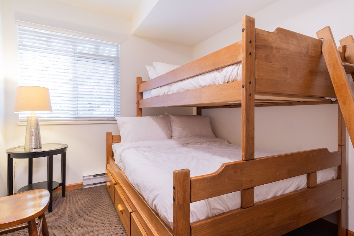 2. spálňa: poschodová posteľ s 2 oddelenými posteľami
