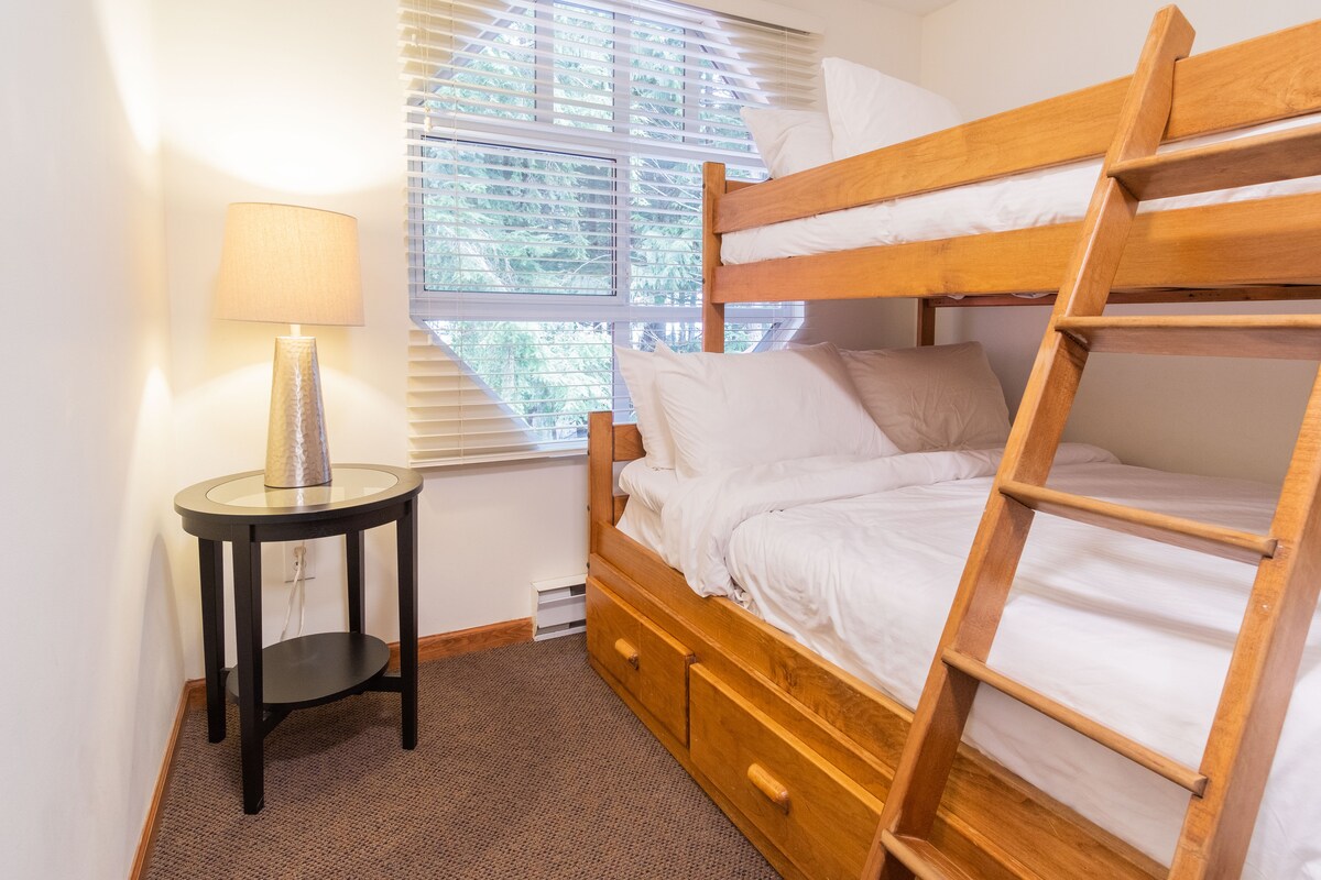 3. spálňa: poschodová posteľ s 2 oddelenými posteľami