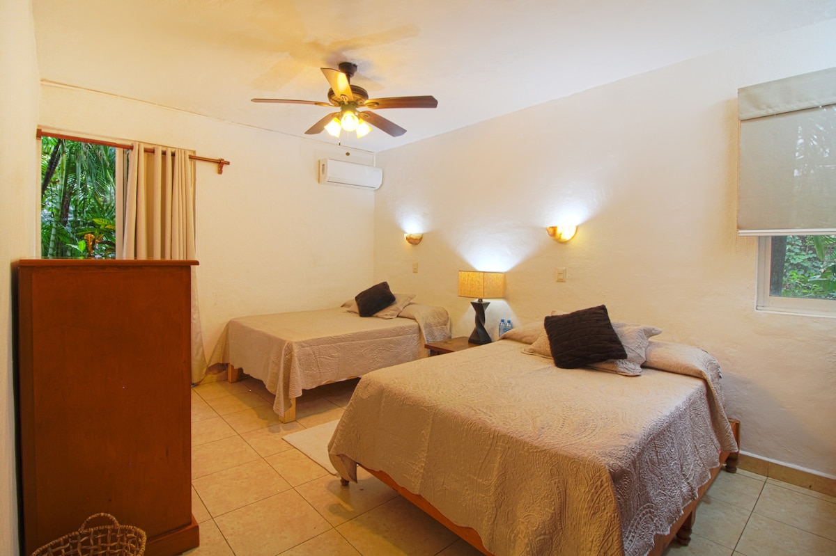 ES: Segundo cuarto, con 2 cama una matrimonial y una individual, ventilador, y su propia aire acondicionado

AR: غرفة نوم ثانية ، تضم سريرًا فرديًا وسريرًا مزدوج الحجم ومكيف هواء خاص به