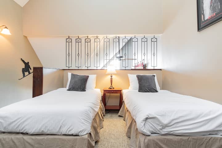 ห้องใต้หลังคา: เตียงแฝด 2 หลัง