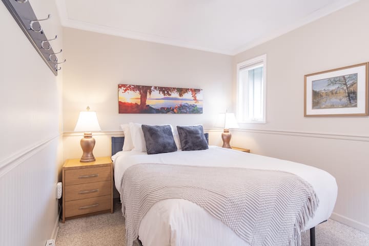 غرفة النوم الأساسية: سرير بحجم كوين