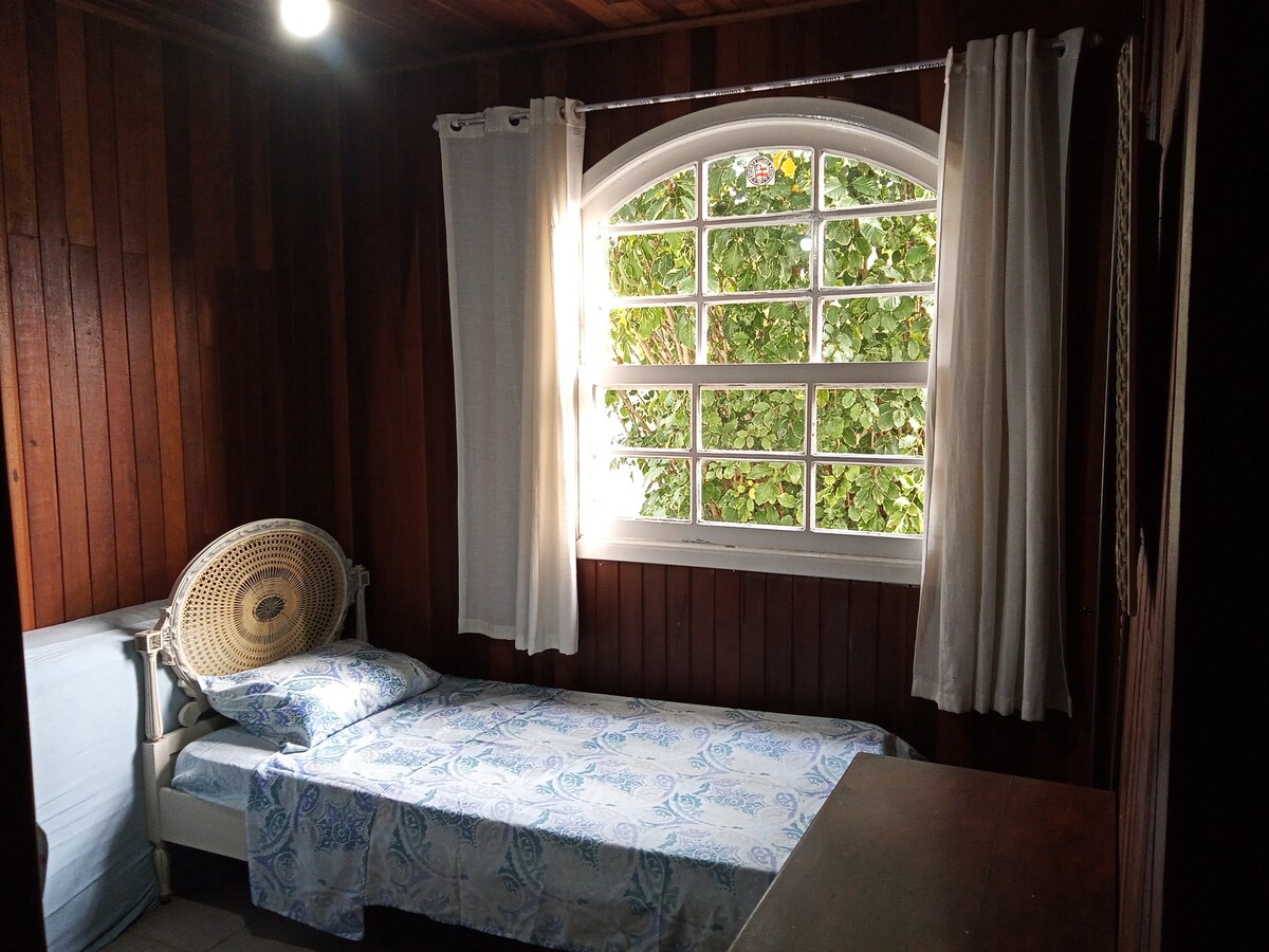 Jednolôžková spálňa s jednou jednolôžkovou posteľou a jednou poschodovou posteľou. Vstavaný šatník.
Stropný ventilátor.
Okrem matracov postelí a troch matracov.