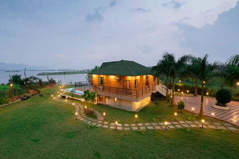 Lake touch Luxury Wooden Chalet with In HouseChef