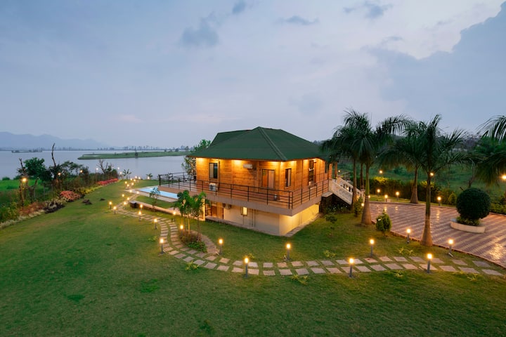 Lake touch Luxury Wooden Chalet with In HouseChef