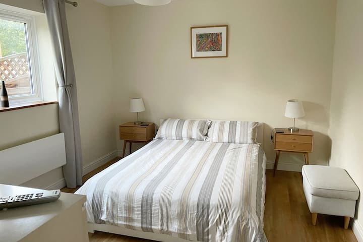 Spálňa s manželskou posteľou veľkosti King .