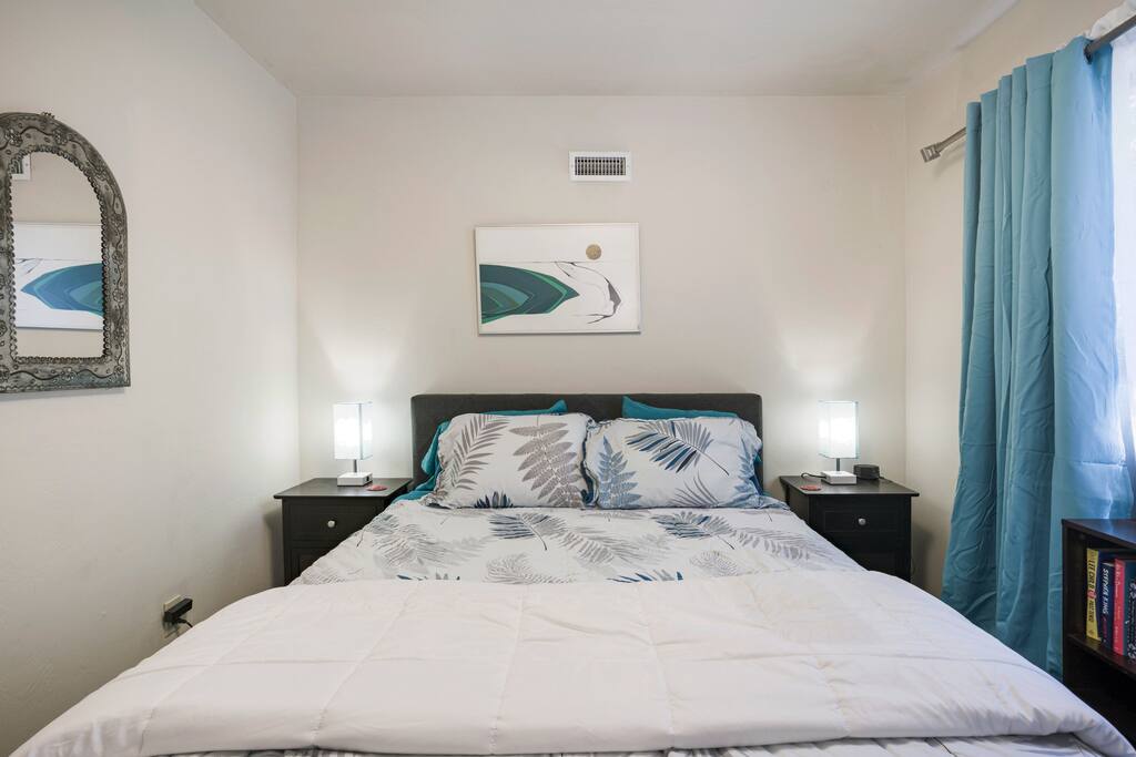 Airbnb A Blue Haven: Private Room - Great Location!