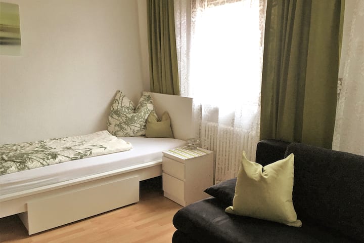 Quarto nº 2/2 camas de solteiro 0,90 x 2,00 e um sofá-cama