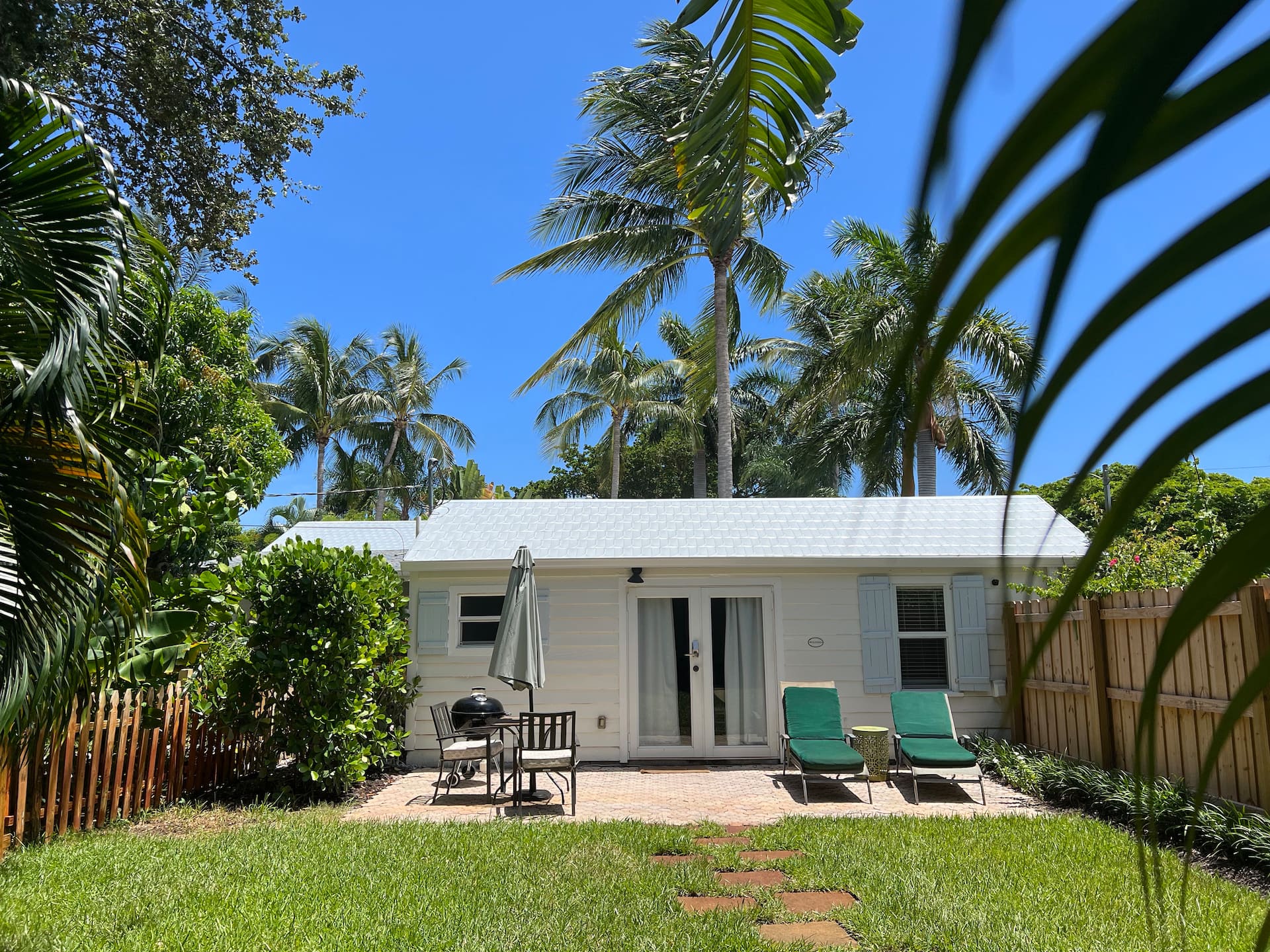 Palm Garden Cottage -Close to the Beach