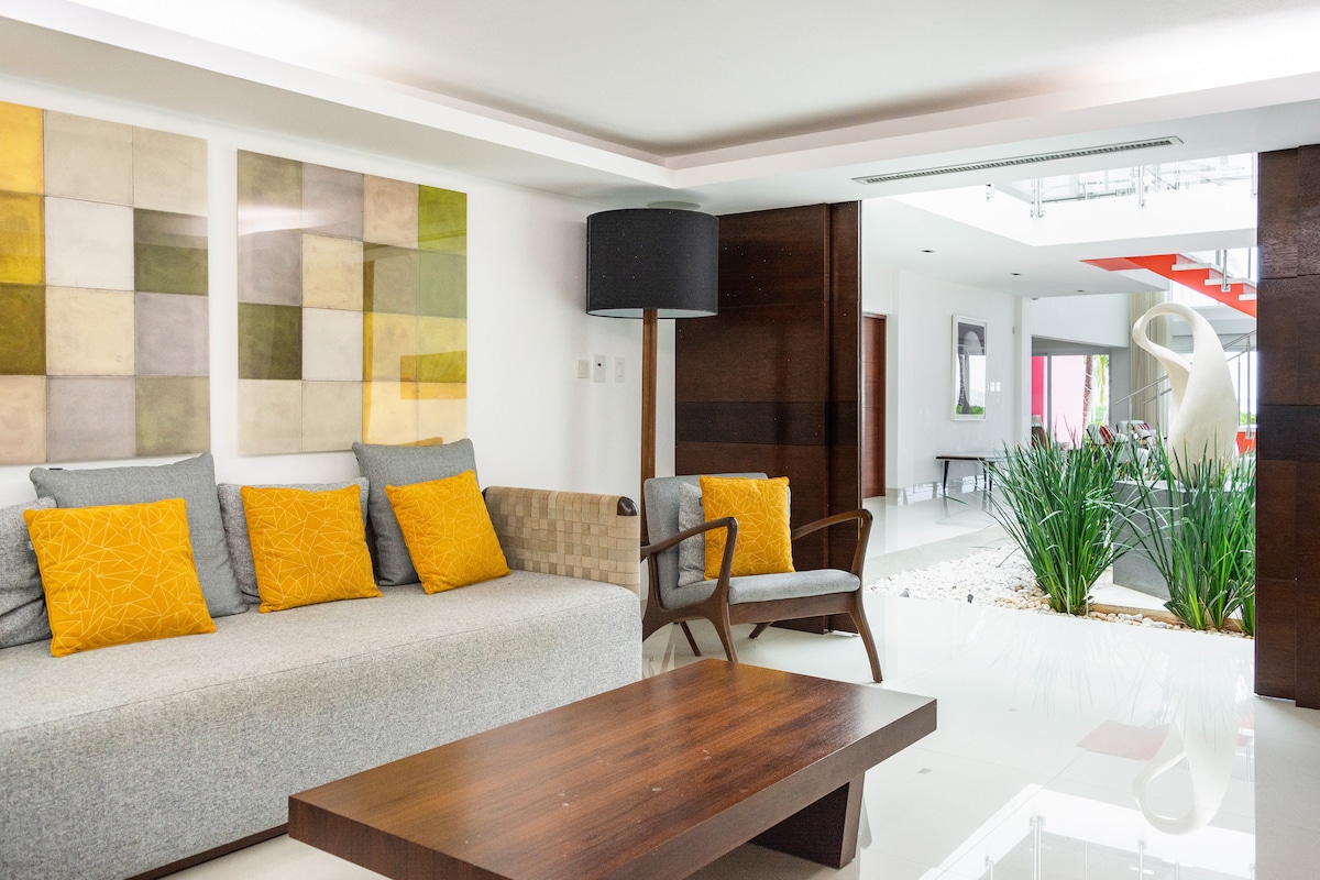 Anuncio de Airbnb popular: Villa RosMar Luxury Beachfront House en Cozumel