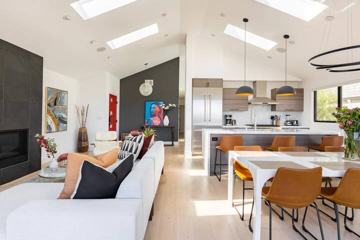 Film-Featured Hilltop 3BR Villa | City View+Nature gallery image 3