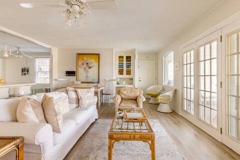 Lakefront Cottage with heated pool