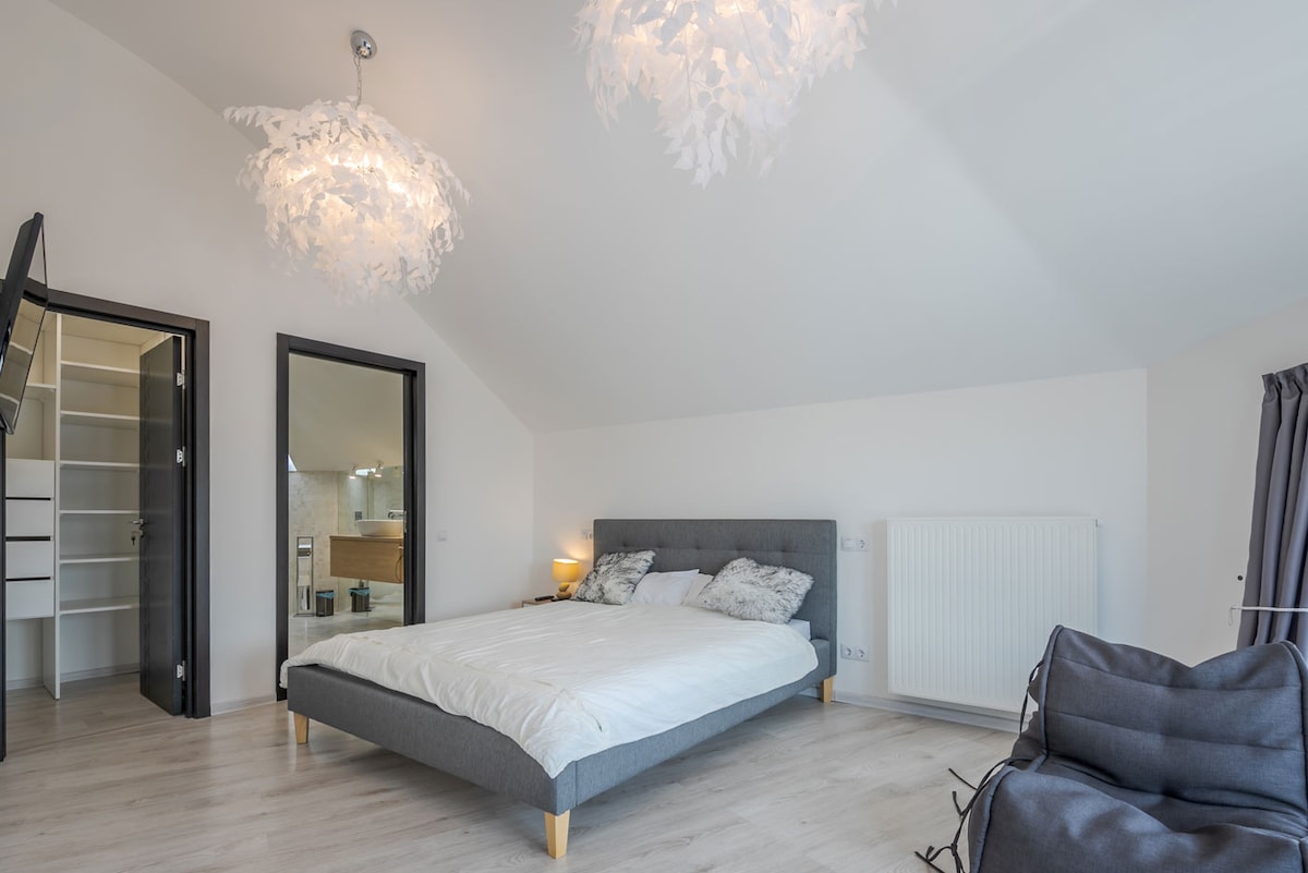 חדר שינה ראשי עם טלוויזיה עם מסך שטוח, לשכב וליהנות
