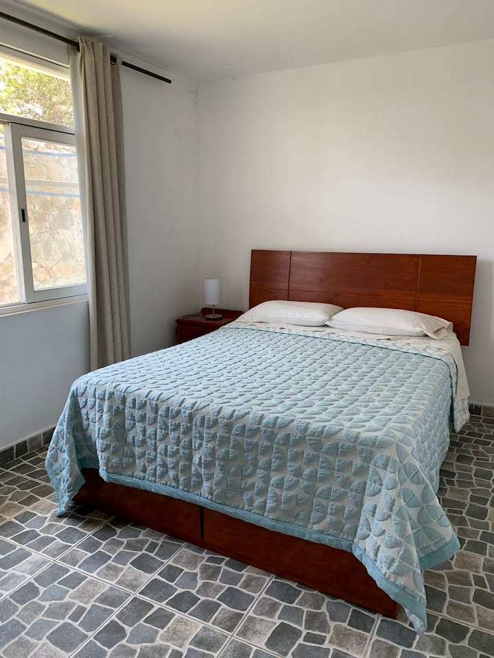 غرفة نوم رئيسية بسرير بحجم كبير.
