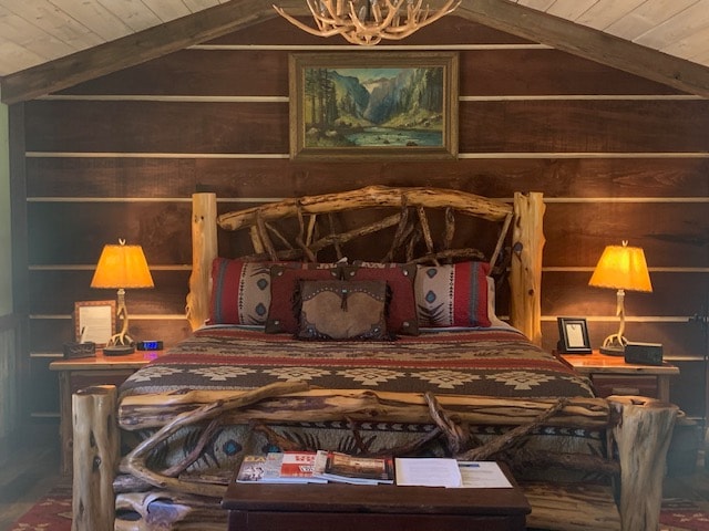 Kingsize handgemaakt rustiek bed met een luxe matras.