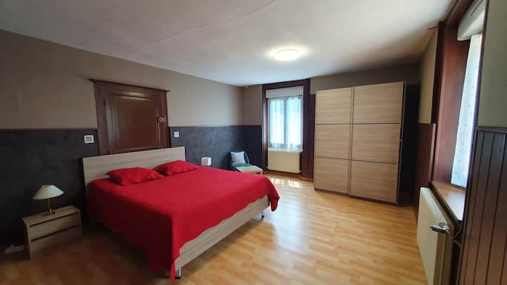 一楼卧室：标准双人床 