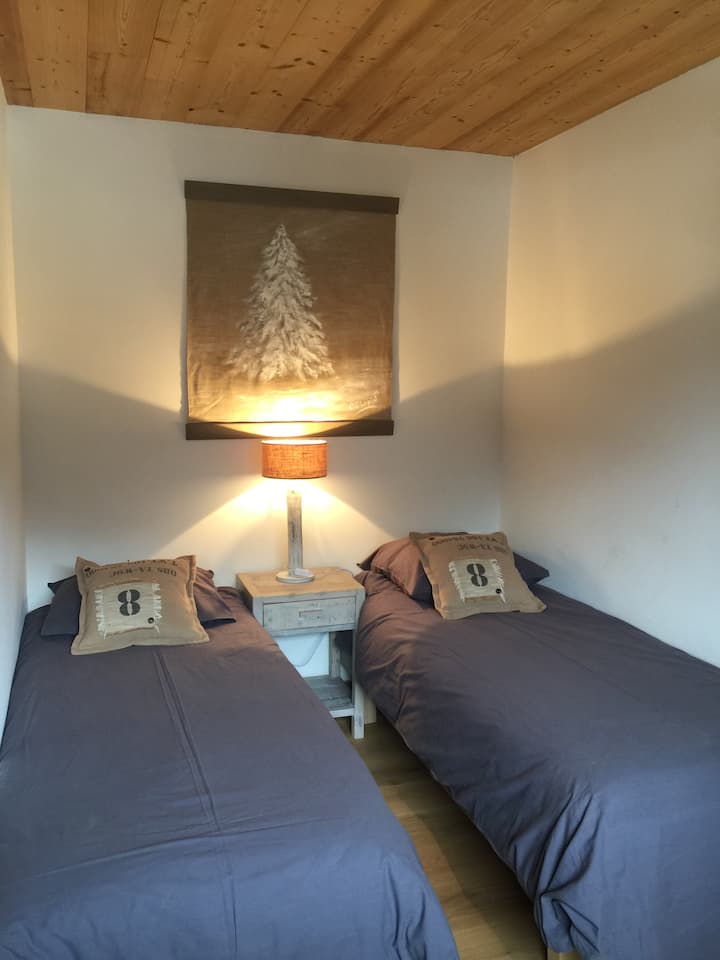 ห้องนอน #3 ชั้น 
2 เตียงแฝดหรือเตียงเดี่ยวรวมกันสำหรับเตียงคู่ขนาด 140 ซม. 