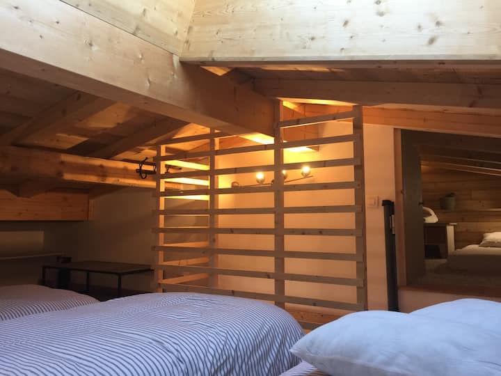 หอพัก 1 มองเห็นหอพัก 2 ซึ่งสามารถปิดได้ด้วยประตูบานเล็ก