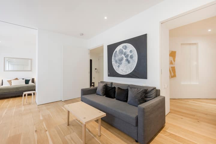 Sala de estar de planta abierta con dos dormitorios dobles separados, que se pueden separar de la sala de estar por puertas correderas, con un sofá cama doble adicional para que el espacio sea versátil y flexible.