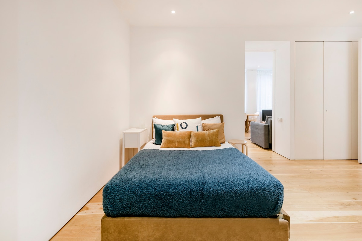 Spálňa 2 je s vlastnou kúpeľňou, manželskou posteľou a šatníkom. 