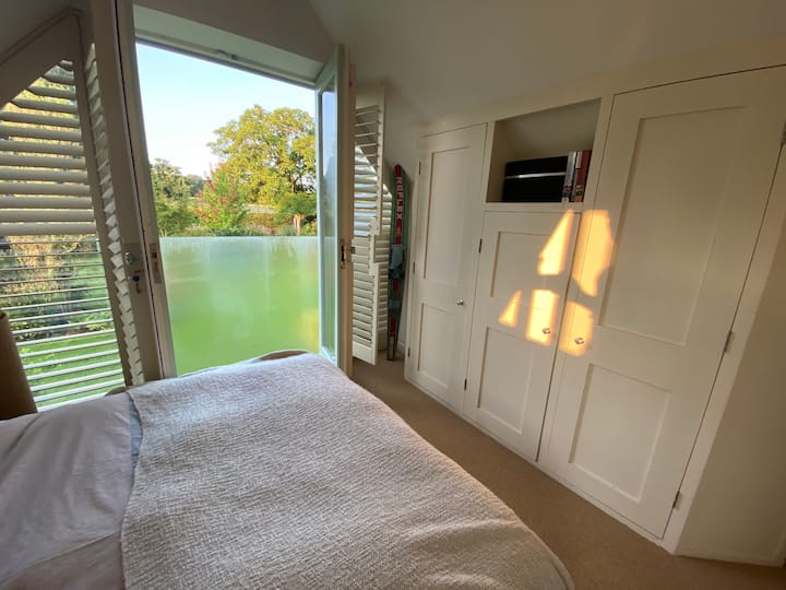 chumba cha kulala katika upanuzi na bafu ndani ya chumba na loo