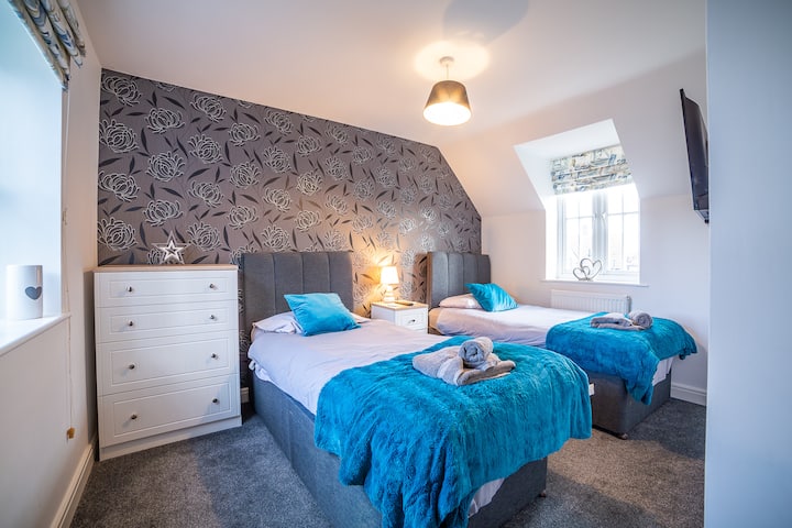 Dhomë gjumi dyshe me televizor inteligjent 