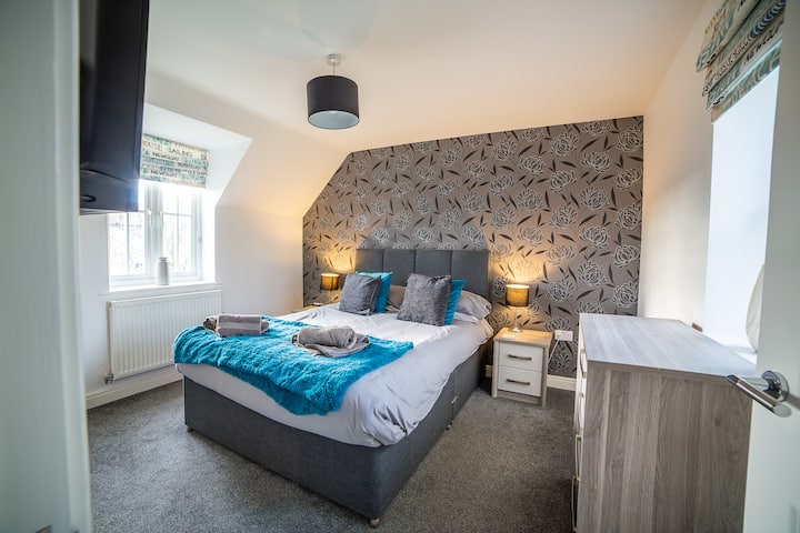 Dhomë gjumi kryesore me krevat dopio "king size", televizor inteligjent dhe banjë ngjitur 