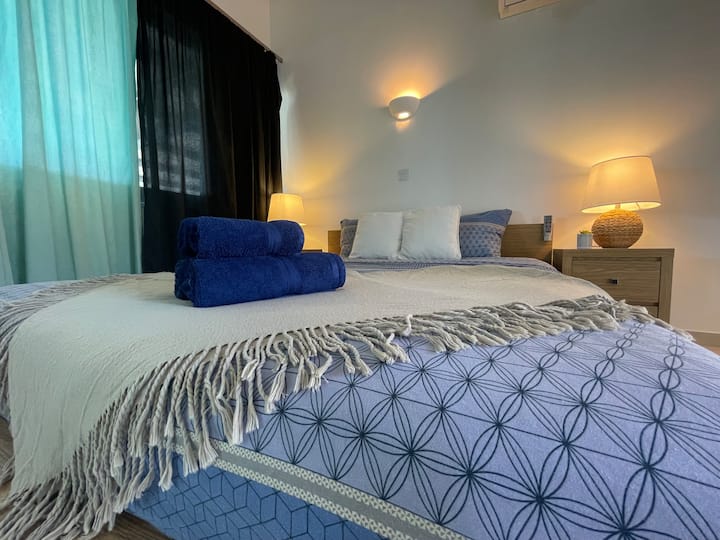 One of the 3 bedrooms with kingsize bed