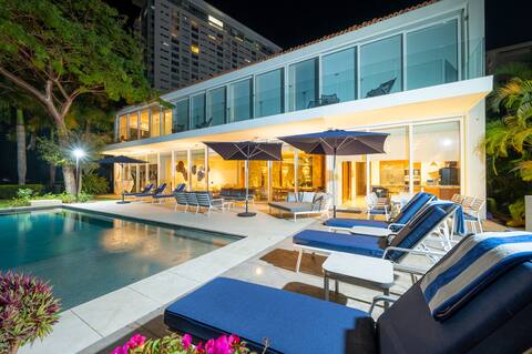 Exclusive 7BR w/ private Pool, Beach & Full Staff