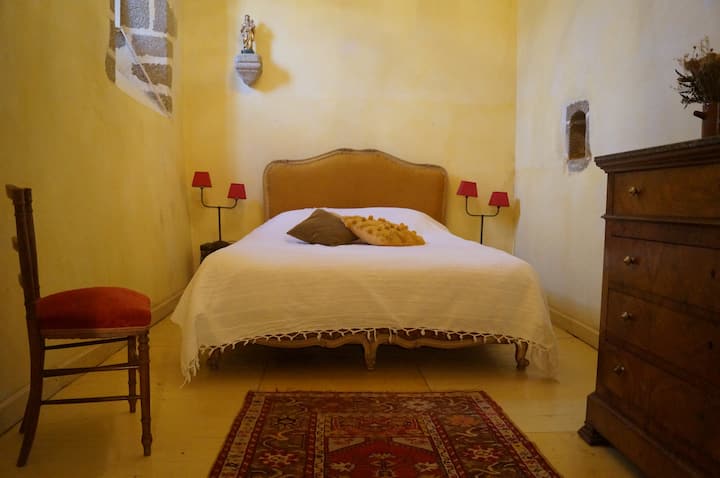 La chambre "La chapelle" au rez-de-chaussée.
On y trouve un lit double