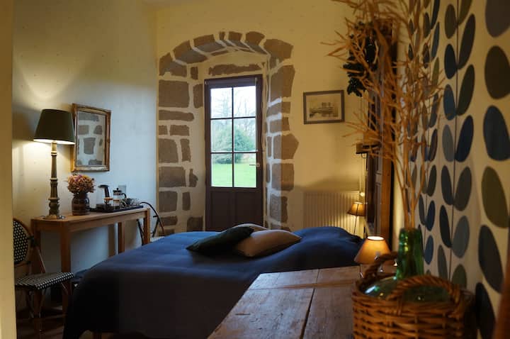 La chambre écrue au rez-de-chaussée. On y trouve un lit double (160x200) modulable en deux lits simples (80x200)