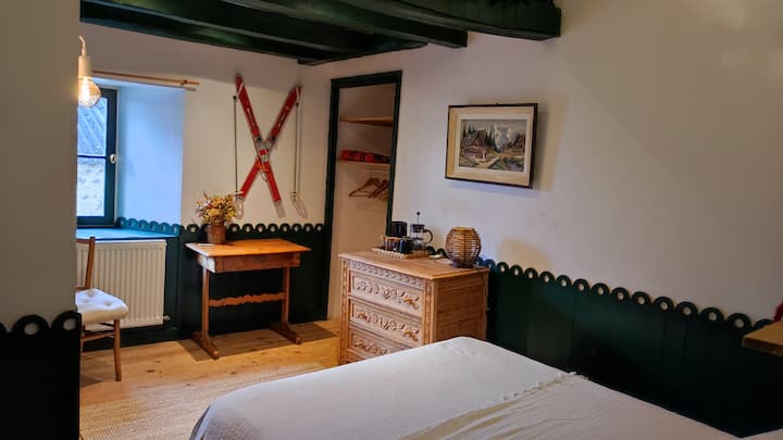 La chambre "Le chalet" à l'étage avec un lit double (140x190)