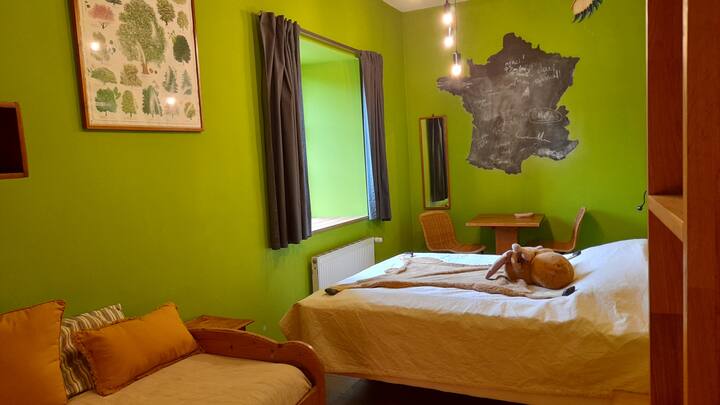 La chambre verte à l'étage,  avec un lit simple 90x190 et un lit double 160x200 modulable en deux lits 80x200