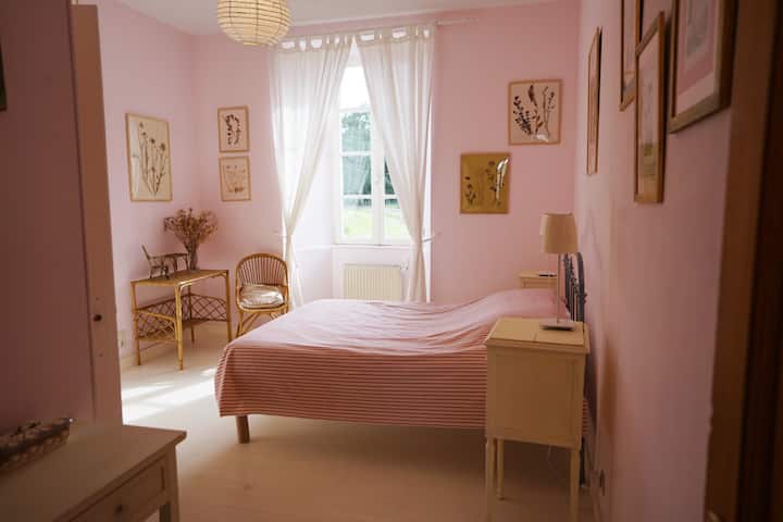 La chambre rose à l'étage avec un lit double 160x200 modulable en deux lits 80x200
