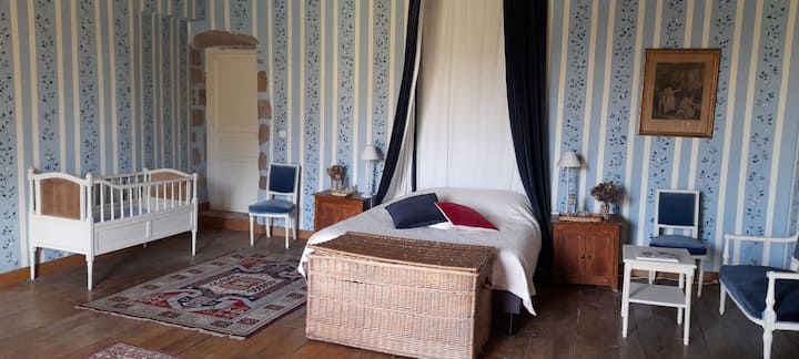 La chambre bleue à l'étage. On y trouve un lit double (160x200), deux lits simples (80x200) et un lit pour bébé.