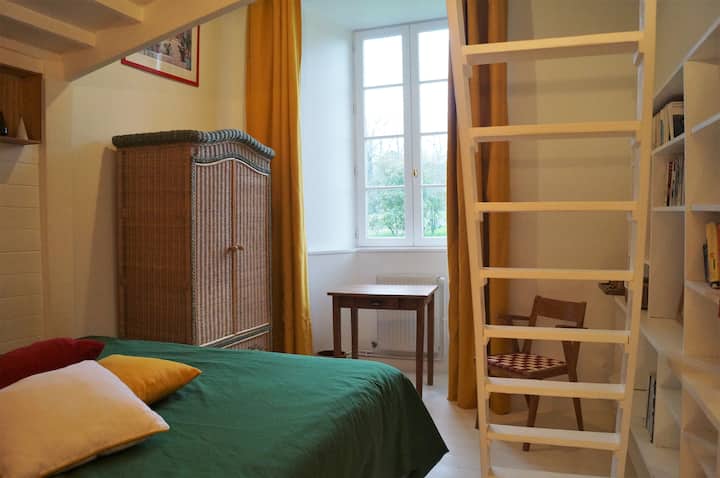 La chambre blanche au rez-de-chaussée avec un lit double modulable en deux lits silmples et un lit simple sur une petite mezzanine au plafond bas.